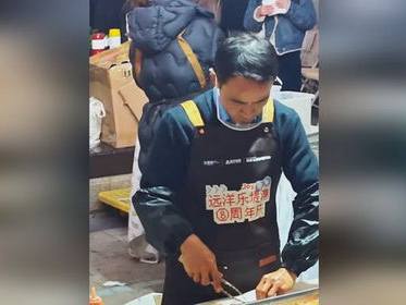 杭州鸡排哥人气爆棚，千人排队抢购炸鸡盛宴