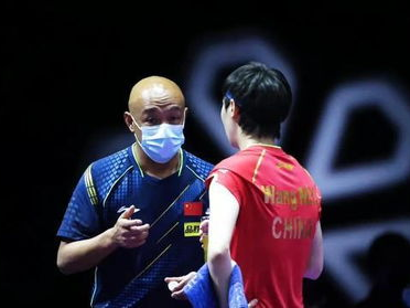 孙颖莎肖指导欢乐互动，赛场内外温馨瞬间