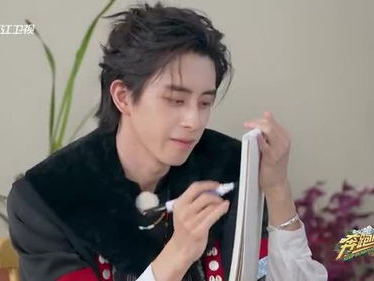 宋雨琦中分草莓妆容：甜美与时尚的完美融合