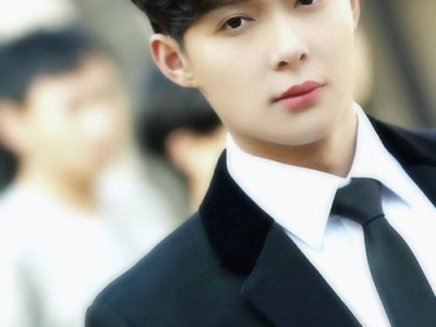 理发店里的微笑密码：费启鸣揭秘“无人能笑着走出”的奥秘